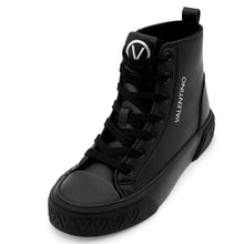 Load image into Gallery viewer, vista laterale sneakers alta Valentino Aron Total Black, suola robusta e finitura lucida in pelle