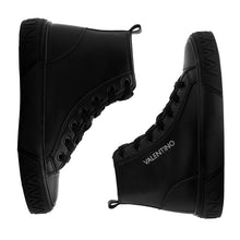 Carica l&#39;immagine nel visualizzatore di Gallery, dettaglio stivaletto Valentino Aron Total Black con logo inciso e cuciture artigianali