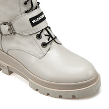 Carica l&#39;immagine nel visualizzatore di Gallery, VALENTINO Combat Boots in pelle off-white